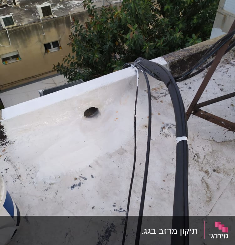 גג עם חור, כבלים וצבע לבן